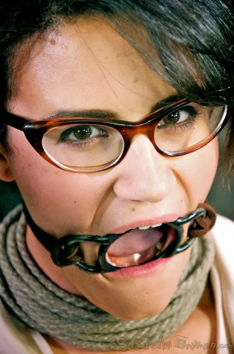 Penny Barber: Busty Brunette MILF in Glasses Gets Oiled and Bound for Sex – photo 13 of 16