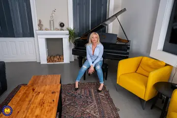 Casey Szilvia – European Blonde MILF Shows Her Curves in Jeans and Heels
