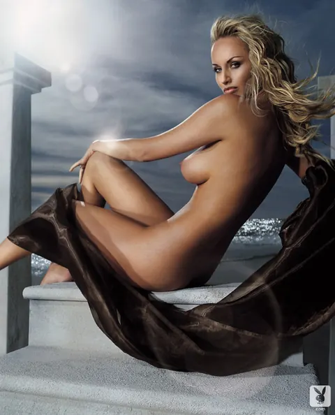 Adriana Karembeu: Tall Blonde Undresses and Shows Her Long Legs – photo 5 of 9