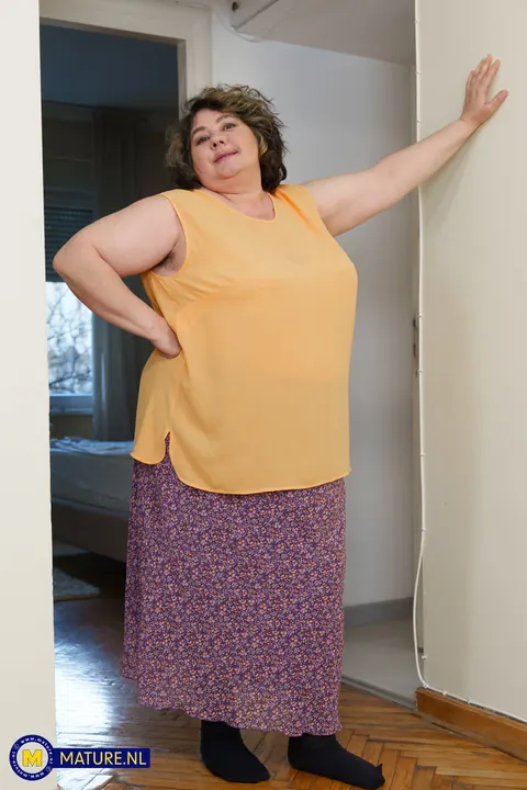 Mature BBW with Short Hair Poses Nude – photo 5 of 20