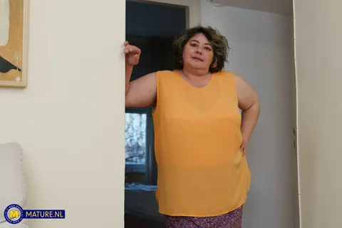 Mature BBW with Short Hair Poses Nude – photo 3 of 20