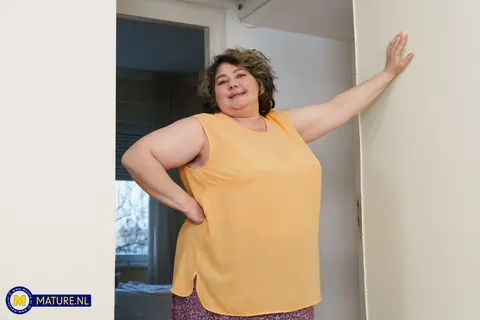 Mature BBW with Short Hair Poses Nude – photo 4 of 20