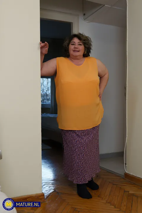 Mature BBW with Short Hair Poses Nude – photo 2 of 20