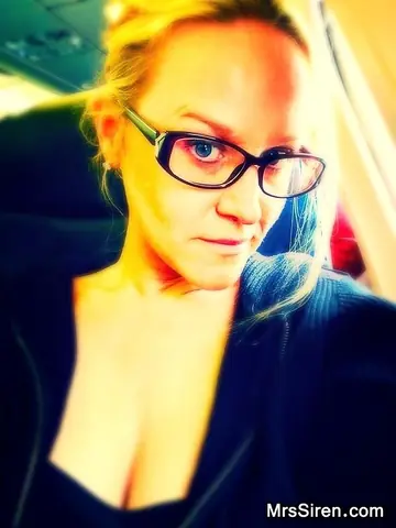 Dee Siren – Petite Blonde MILF in Glasses Sucks Big Black Cock in a Selfie