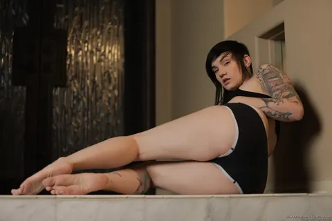 Nikki Hearts: Short-Haired Tattooed Brunette and Partner Kiss and Spread – photo 8 of 19