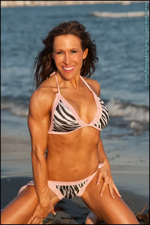 Tammi Bradford: Thick Brunette Shows Her Big Tits in a Bikini on the Beach – photo 14 of 15