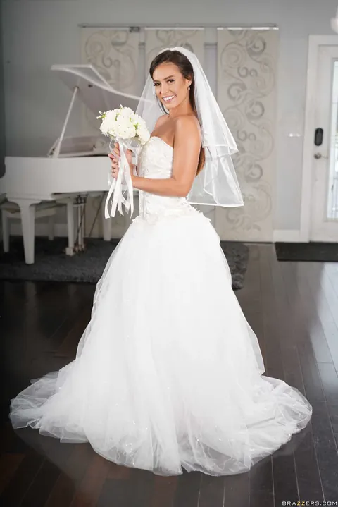 Kelsi Monroe: Redhead Bride Sheds Her Wedding Dress to Show Her Slim Body – photo 1 of 20
