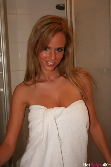 Zuzana Drabinova – Czech Blonde MILF Spreads Her Legs in the Shower