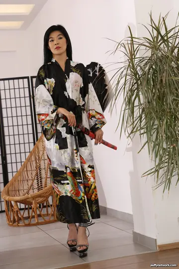 Akasha Colium – Tattooed Asian MILF Dildos Her Pussy and Pisses in Heels