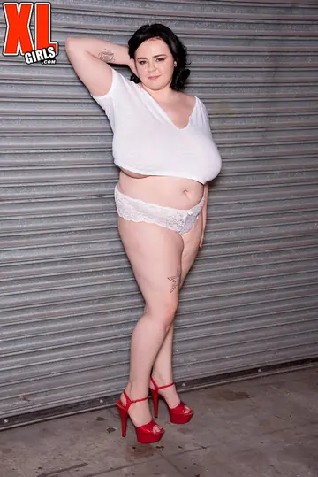 Peyton Thomas – BBW Brunette Reveals Her Huge Tits in the Garage