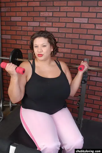 Monet Staxxx – Thick Ebony MILF Strips Out of Her Lingerie in the Gym