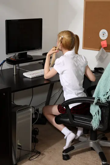 Kennedy Kressler – Petite Blonde Dildos Her Pussy on a Chair in Socks