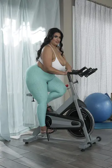 Sofia Rose – Tattooed BBW MILF with Huge Natural Tits Gets Fucked on a Yoga Mat