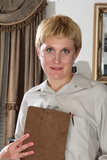 Katrina Mathews – Mature Blonde MILF in Glasses Spreads Her Hairy Pussy