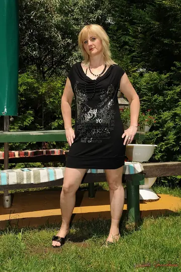 Kim Brosley – Mature Blonde Plays Chess Then Gets Fucked Outdoors