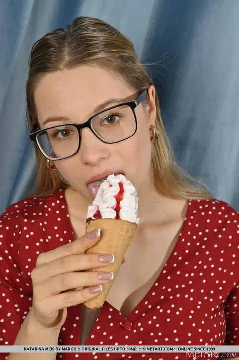 Katarina Meis: Blonde PAWG in Glasses Eats Ice Cream and Spreads – photo 2 of 18