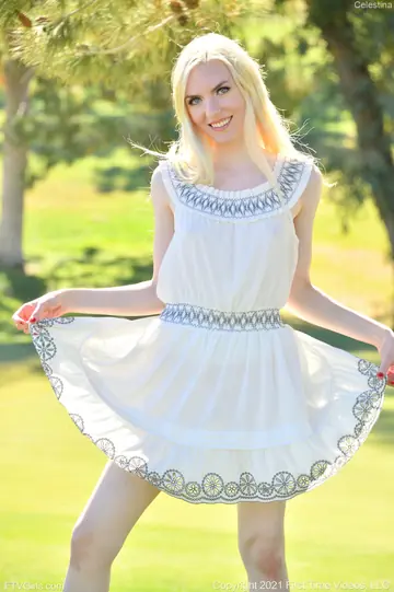 Celestina Blooms – Blonde Fingers and Toys Her Pussy Outdoors in a Skirt