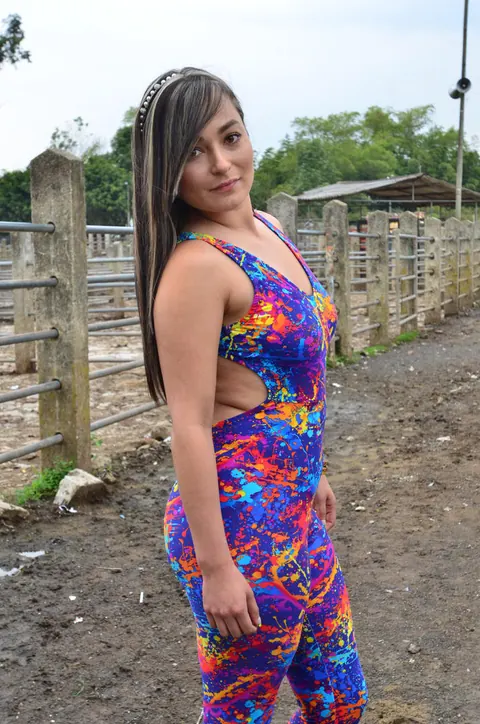 Jennifer Rojas: Brunette Latina Shows Her Ass Outdoors – photo 12 of 17