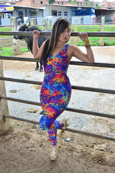 Jennifer Rojas: Brunette Latina Shows Her Ass Outdoors – photo 4 of 17