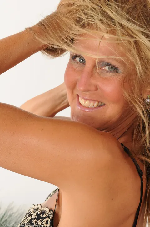 LA Valkenberg: Mature Blonde in Heels Removes Her Lingerie and Spreads Her Hairy Pussy – photo 2 of 21