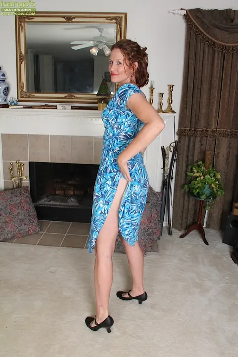 Roxanne Clemmens: Tall Redhead MILF Undresses and Spreads Her Pussy – photo 2 of 16