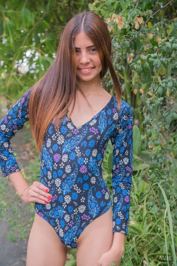 Mily Mendoza – Slim Latina Shows Her Ass Nude Outdoors