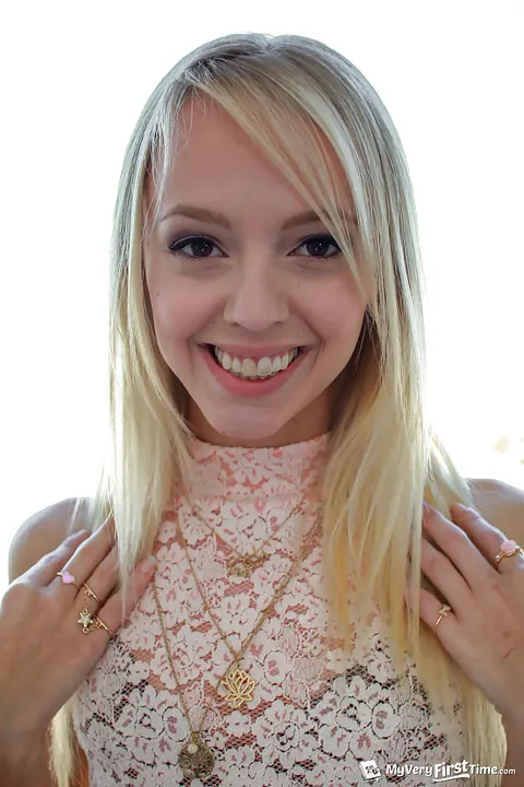 Sierra Nevadah: Skinny Blonde in Yoga Pants Spreads Her Shaved Pussy – photo 7 of 16