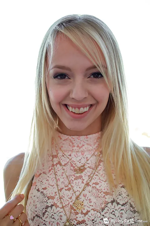 Sierra Nevadah: Skinny Blonde in Yoga Pants Spreads Her Shaved Pussy – photo 6 of 16