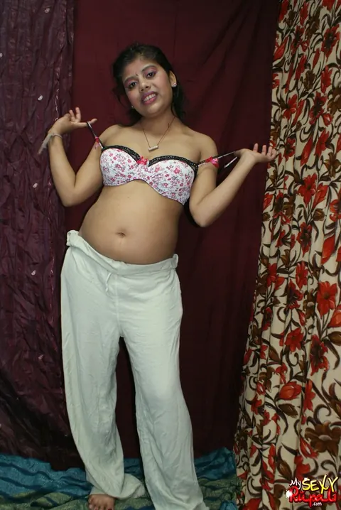 Indian Woman Strips Naked and Poses Nude – photo 3 of 12