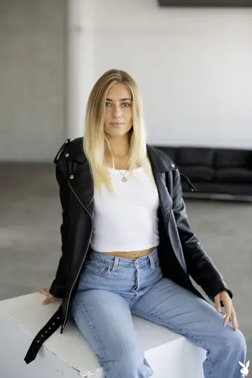 Curvy Woman Strips Nude and Shows Her Body