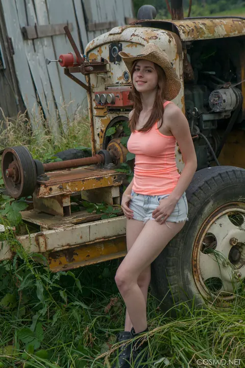 April Grantham: Redhead MILF Flaunts Her Ass in Shorts by Boxcar – photo 1 of 16