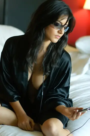 Sunny Leone – Indian MILF with Big Enhanced Tits Teases in Glasses