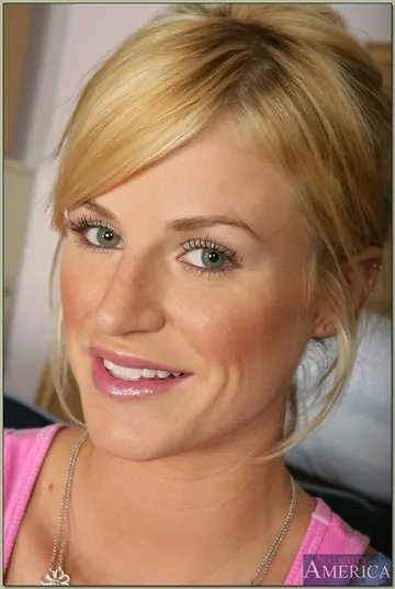Brooke Belle – Thick Blonde MILF in Lingerie and Shorts Pulls Panties Aside