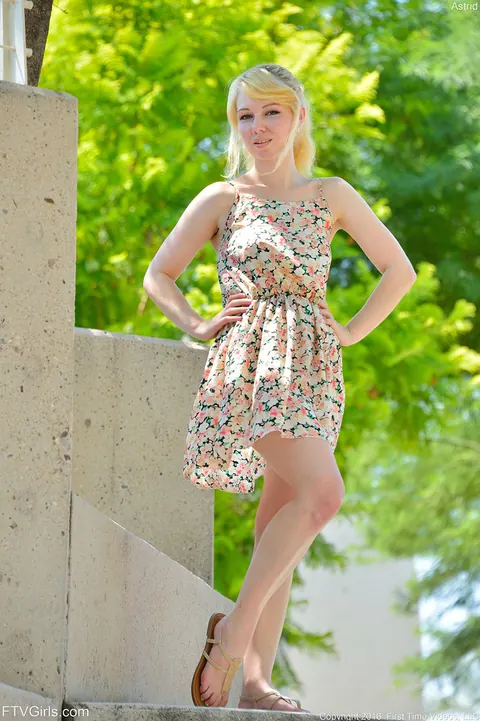Busty Blonde Lifts Her Skirt and Flashes in Public – photo 13 of 20