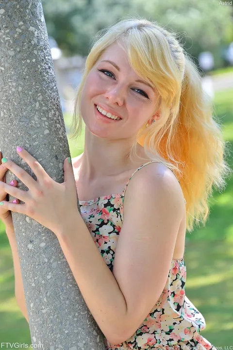 Busty Blonde Lifts Her Skirt and Flashes in Public – photo 19 of 20