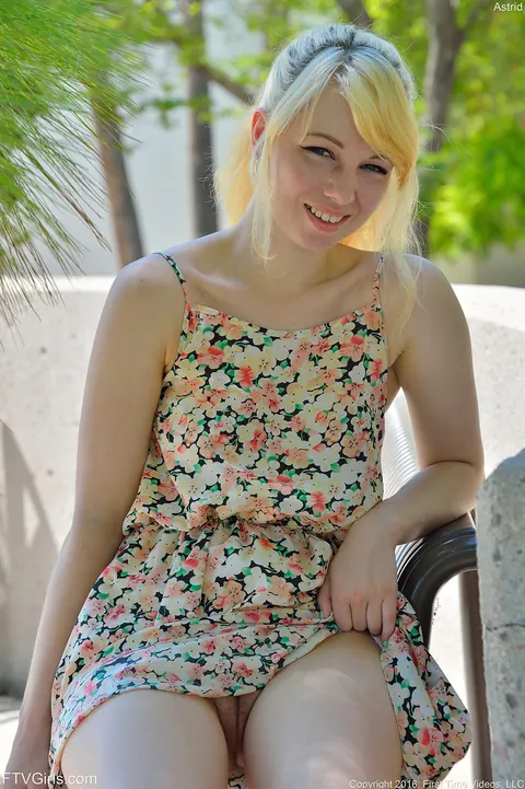 Busty Blonde Lifts Her Skirt and Flashes in Public – photo 5 of 20