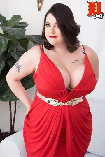 Nagini – Tattooed BBW MILF Strips Out of Her Red Dress