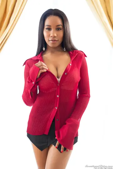Jenna Foxx – Busty Ebony Brunette Strips Out of Her Lingerie and Spreads Her Pussy in Boots