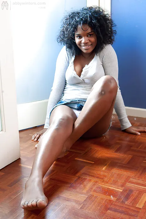 Ebony Babe with Big Tits Strips and Spreads Wide – photo 3 of 16