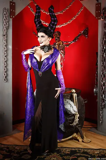 Romi Rain – Thick Brunette MILF in Halloween Costume Spreads Her Pussy
