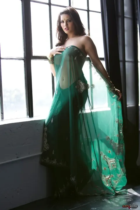 Sunny Leone: Brunette Asian MILF Peels Off Her Sheer Sari and Spreads – photo 2 of 15