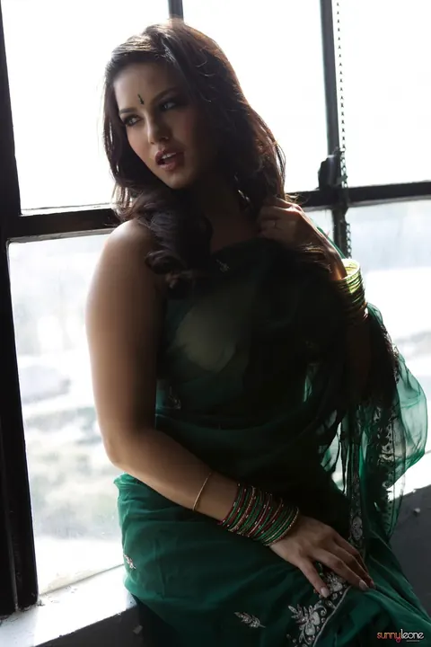 Sunny Leone: Brunette Asian MILF Peels Off Her Sheer Sari and Spreads – photo 7 of 15