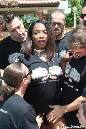 Ebony Brunette Kneels for a Backyard Blowbang
