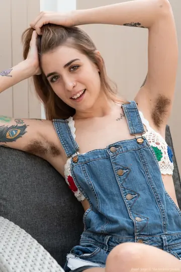 Pearl Sage – Amateur Brunette Shows Off Hairy Pits and Bush