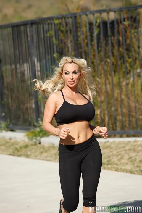 Holly Halston: Blonde MILF Bares Her Enhanced Tits Outdoors – photo 18 of 21