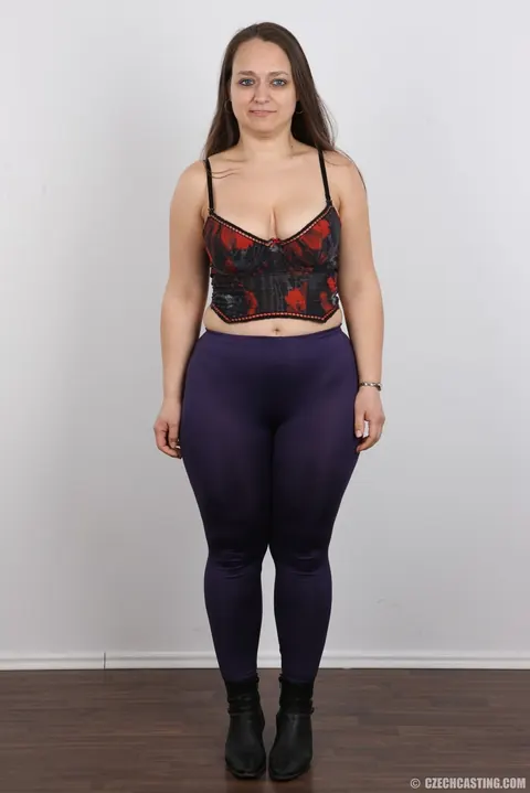 BBW MILF Poses Nude at the Casting – photo 4 of 20