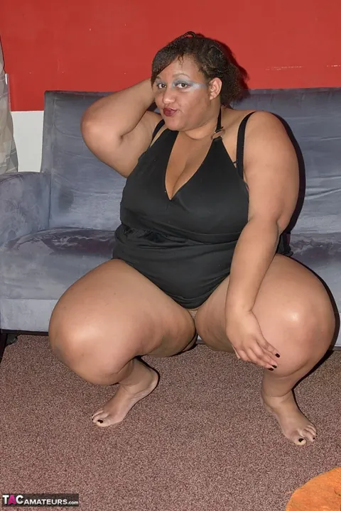 Curvy Ebony MILF Strips and Shows Her Big Tits – photo 6 of 20