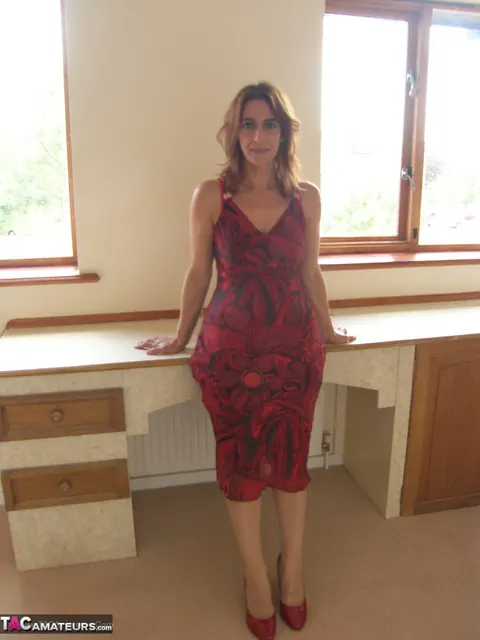 Mature European Redhead Fingers Herself in Latex and Stockings – photo 1 of 19