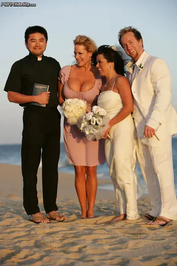 Kelly Madison – Blonde Latina MILF Bride Undresses for Outdoor Threesome