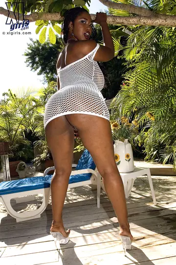 Delotta Brown – Busty Ebony MILF Oils Her Big Ass in Lingerie Outdoors